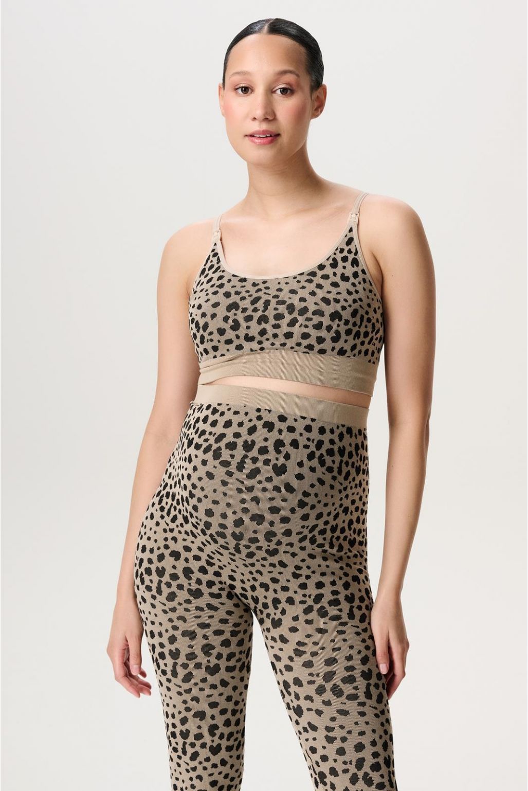 Morso nursing leopard