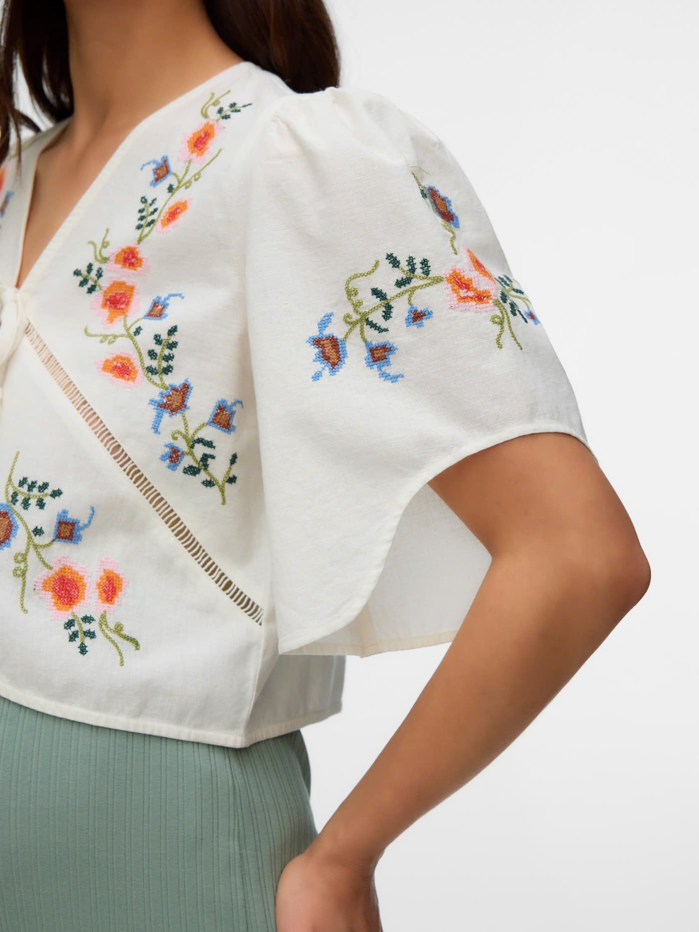 Alicia ss top white/embroidery