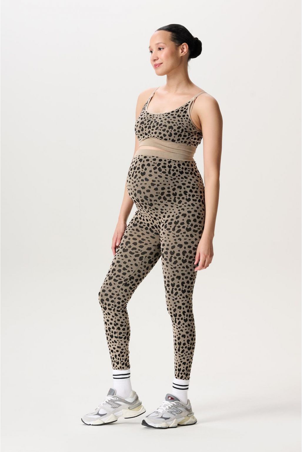 Morso nursing leopard